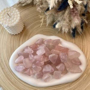 Pierre en quartz rose taillée en forme de pierre roulées qui est relié au chakra du coeur et qui apporte amour douceur et tendresse et qui est vendue par Minéralissime