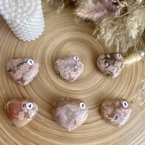 pierre d'agate fleur en forme de coeur aux bienfaits doux, apaisants et harmonieux à vendre chez Mineralissime