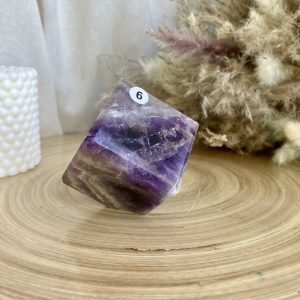 cube flottant en amethyste. pierre aux bienfaits calmant, spirituels, relaxant et harmonieux à vendre chez Mineralissime