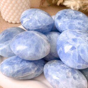 galet en calcite bleue aux bienfaits de pierre anti stress d'expressions de soi et de communication et de sommeil. mineraux de lithothérapie
