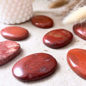 galet en jaspe rouge. pierre naturelle liée au chakra racine. mineraux de lithothérapie aux bienfaits énergétique liés à l'ancrage