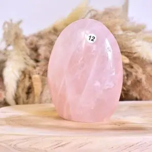 forme libre quartz rose naturel. pierre de coeur, douceur tendresse. pierre naturelle anti stress