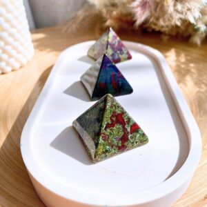 pyramides jaspe sang de dragon pierre naturelle d'ancrage et de coeur vendu par minéralissime