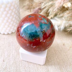 sphère en agate indienne. pierre naturelle aux bienfaits énergétiques d'ancrage