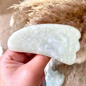 gua sha en jade de chine aux bienfaits de chance de prospérité d'abondance et d'harmonie