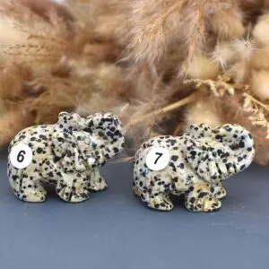 Pierre de jaspe dalmatien en forme d'elephant aux bienfaits en rapport avec l'équilibre yin yang, la sérénité, la prise de décision, le discernement, la patience et vendue par Minéralissime