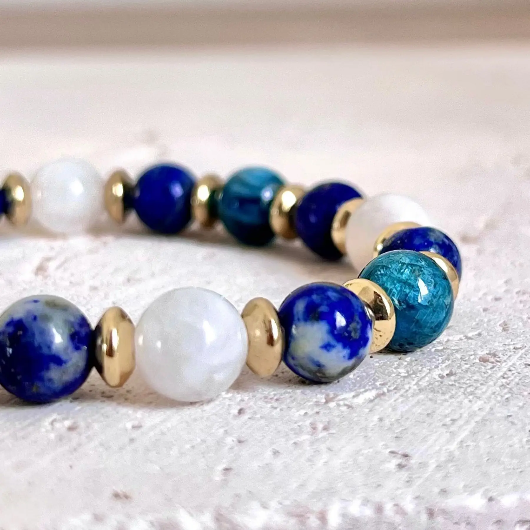 bracelet verseau femme en pierres naturelles 8mm de apatite bleue lapis lazuli et pierre de lune fait main en france