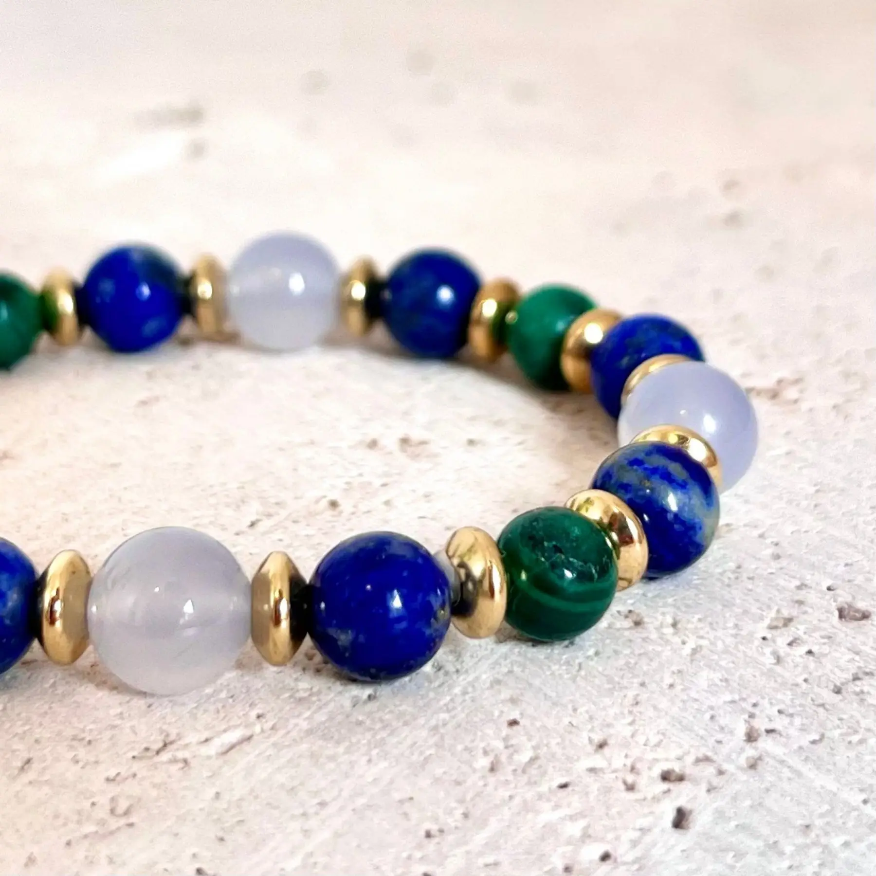 bracelet scorpion femme en pierres naturelles 8mm de malachite lapis lazuli et agate bleue fait main en france