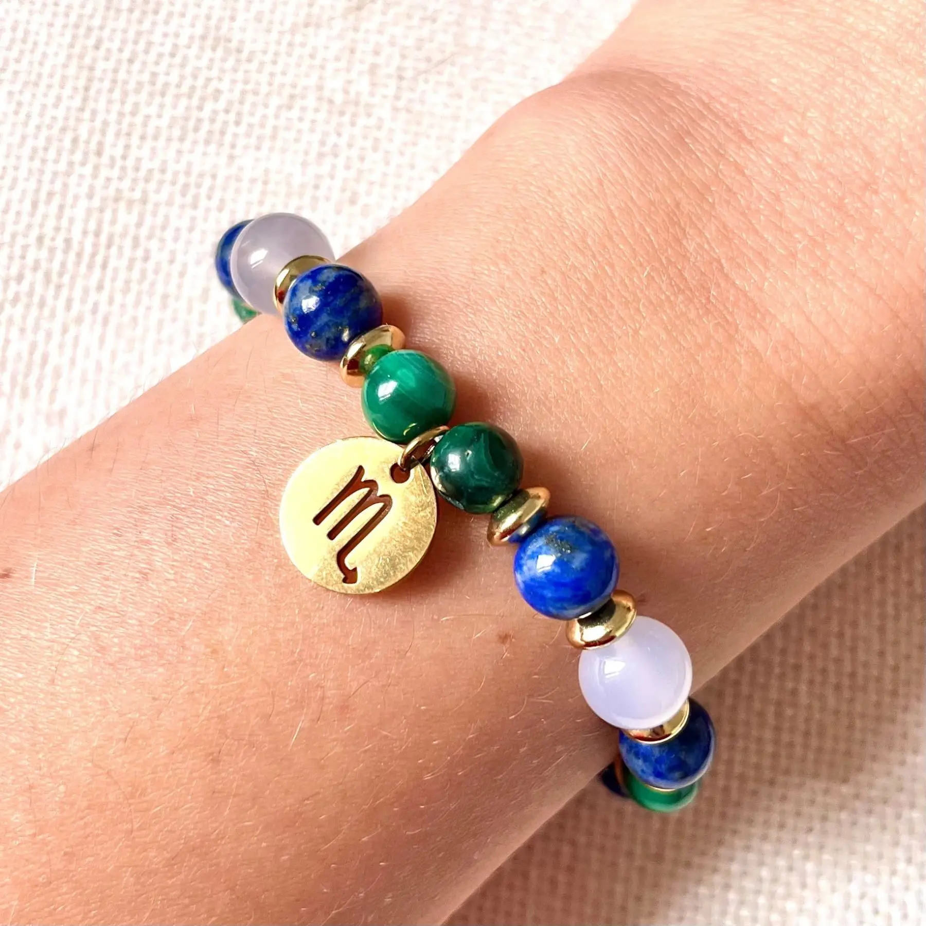 bracelet scorpion femme en pierres naturelles 8mm de malachite lapis lazuli et agate bleue fait main en france