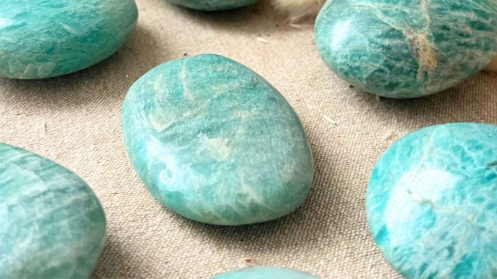 découvrez les vertus et bienfaits de l'amazonite en lithothérapie dans votre boutique de lithothérapie en ligne mineralissime