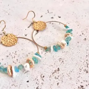 boucles d'oreilles apatite bleue et nacre pierre naturelle aux bienfaits énergétiques vendues par minéralissime