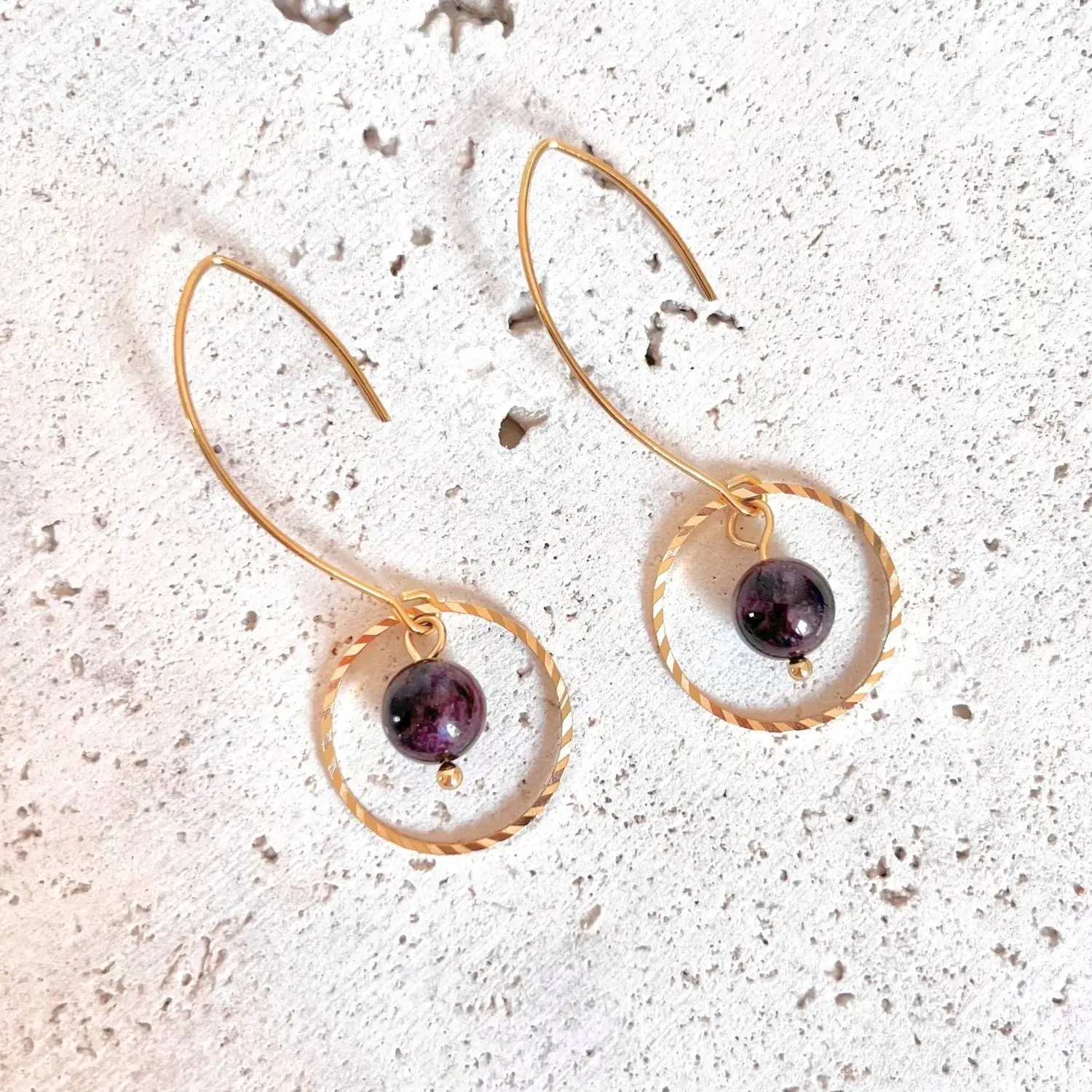 Boucles d'oreilles grenat pierre naturelle aux bienfaits énergétiques vendues par minéralissime