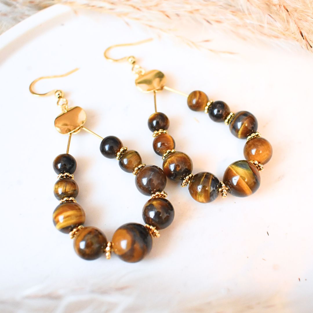 boucles d'oreilles en oeil de tigre vendue par mineralissime aux bienfaits de lithothérapie d'abondane de force de caractère de protection d'optimisme d'estime de soi et de confiance en soi