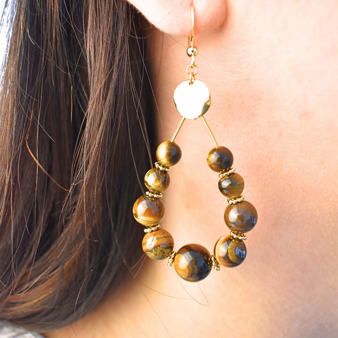 boucles d'oreilles en oeil de tigre vendue par mineralissime aux bienfaits de lithothérapie d'abondane de force de caractère de protection d'optimisme d'estime de soi et de confiance en soi