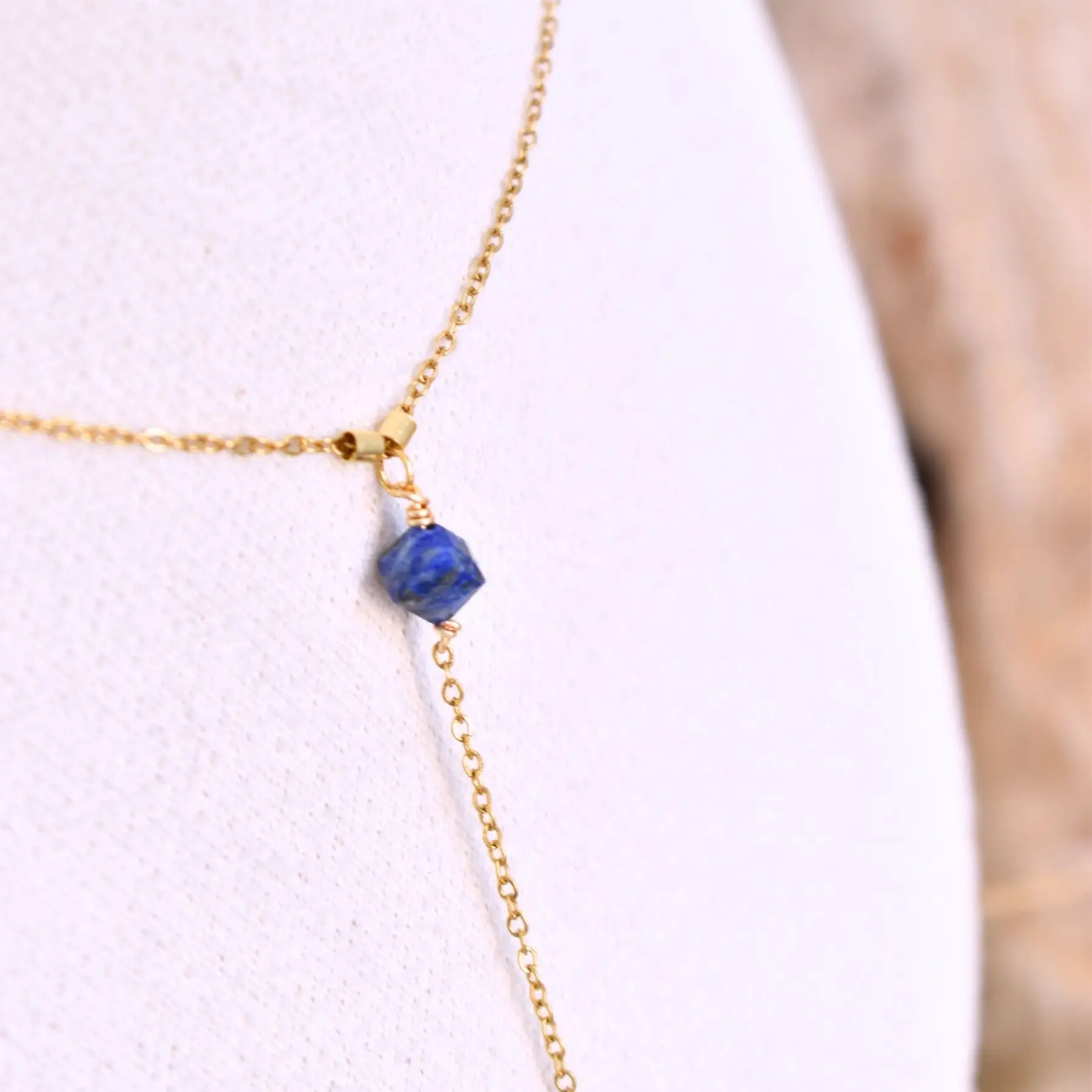 collier lapis lazuli pierre naturelle aux bienfaits énergétiques vendues par minéralissime