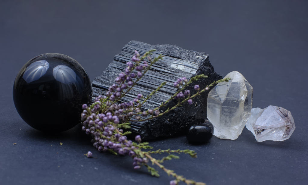l'obsidienne en lithothérapie : tout savoir sur els bienfaits énergétiques de l'obsidienne