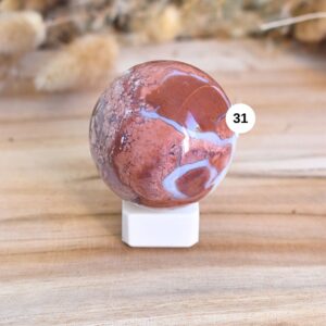 sphère en agate du botswana rose. pierre naturele aux bienfaits énergétiques