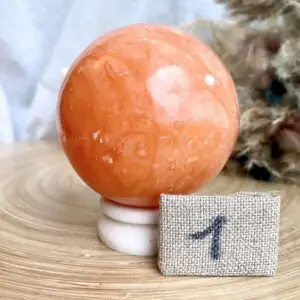 sphère en calcite orange. Pierre naturelle de haute qualité. pierre naturelle aux bienfaits énergétiques de motivation dynamisme créativité joie