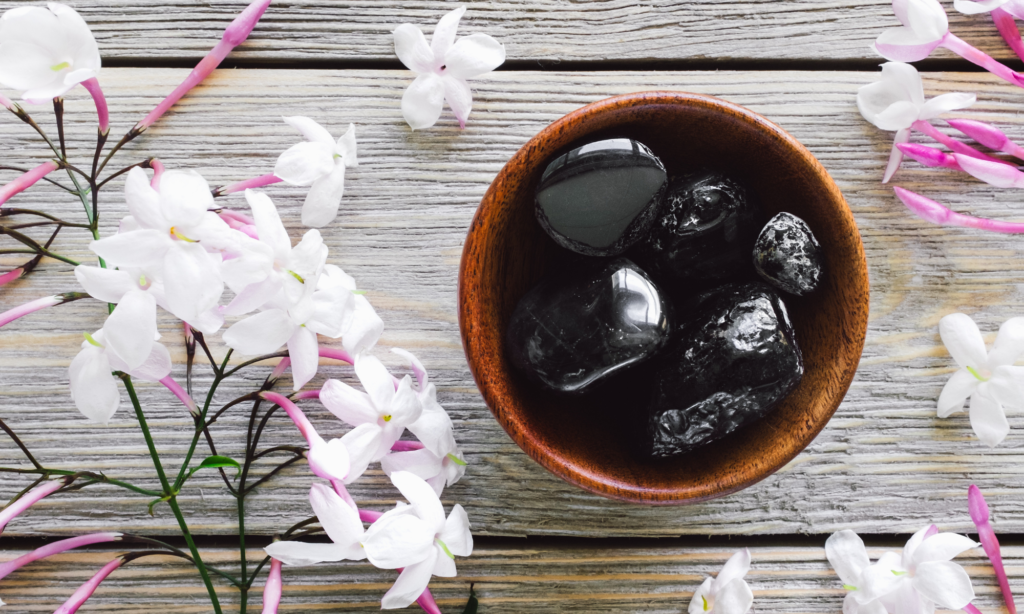 l'obsidienne en lithothérapie : tout savoir sur els bienfaits énergétiques de l'obsidienne