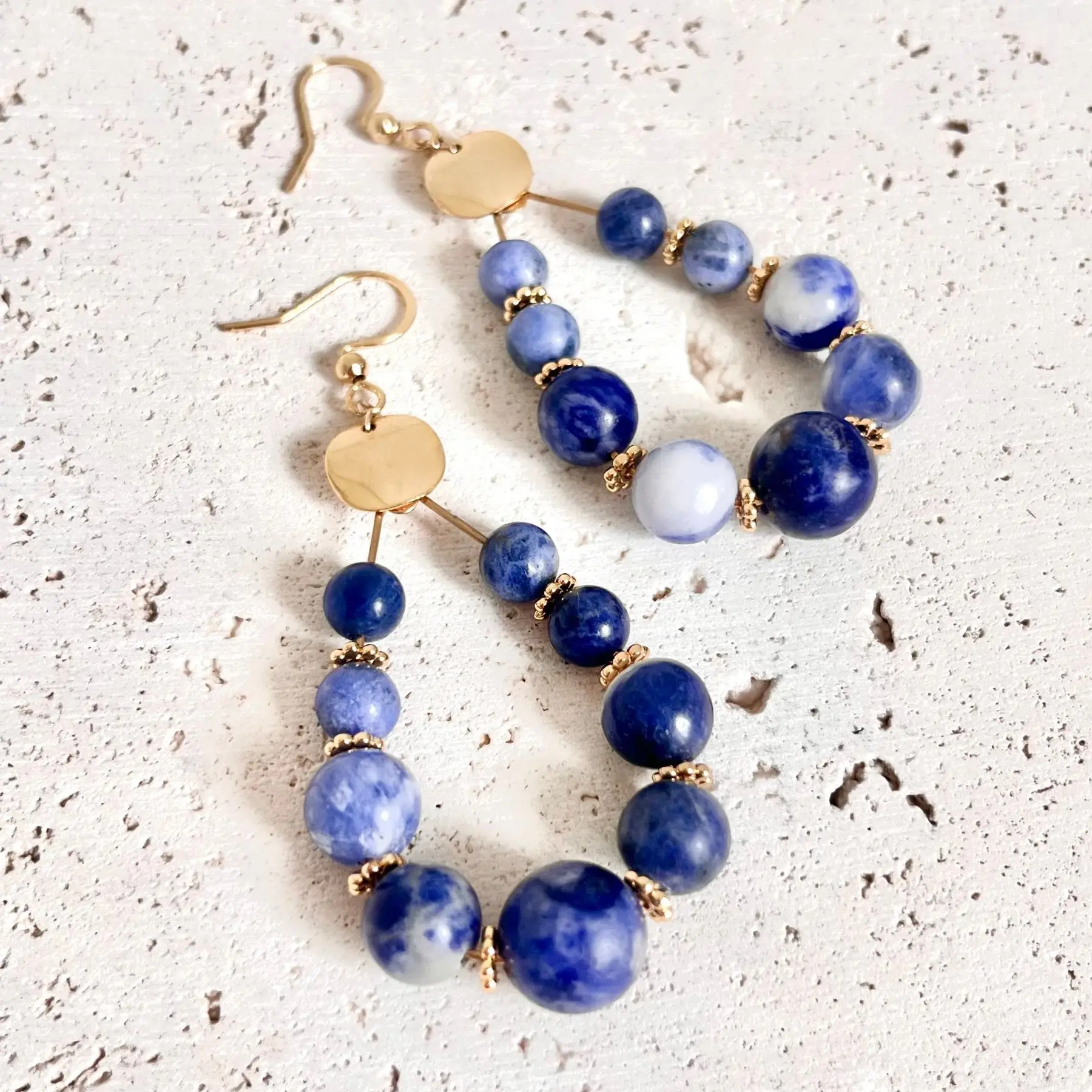 boucles d'oreilles sodalite boucles d'oreilles pierre naturelle aux bienfaits énergétiques de sagesse clarté mentale et authenticité vendues par minéralissime