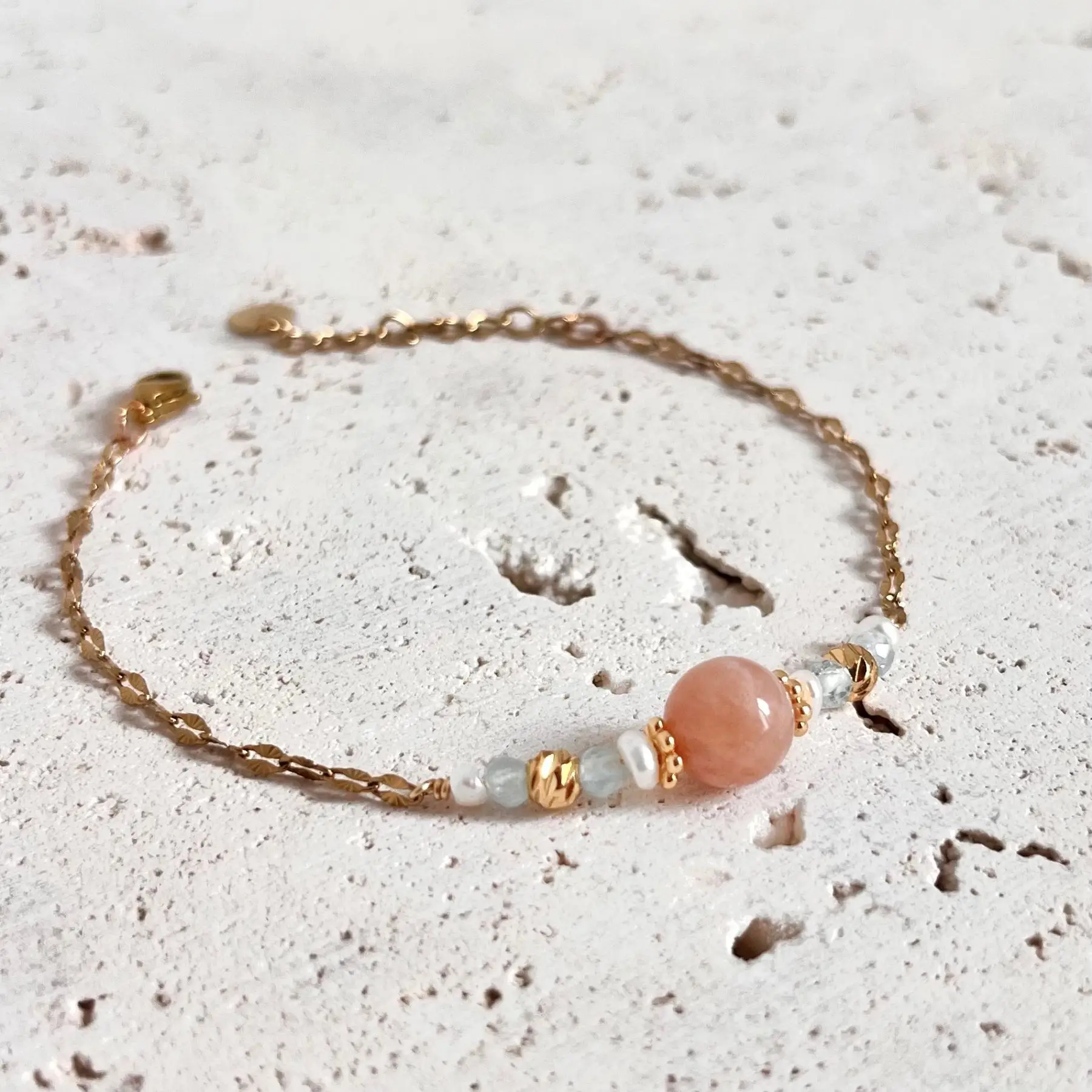 bracelet pierre de soleil et aigue marine. bracelet pierres naturelles fait main en france. Bracelet énergétique vendu par minéralissime