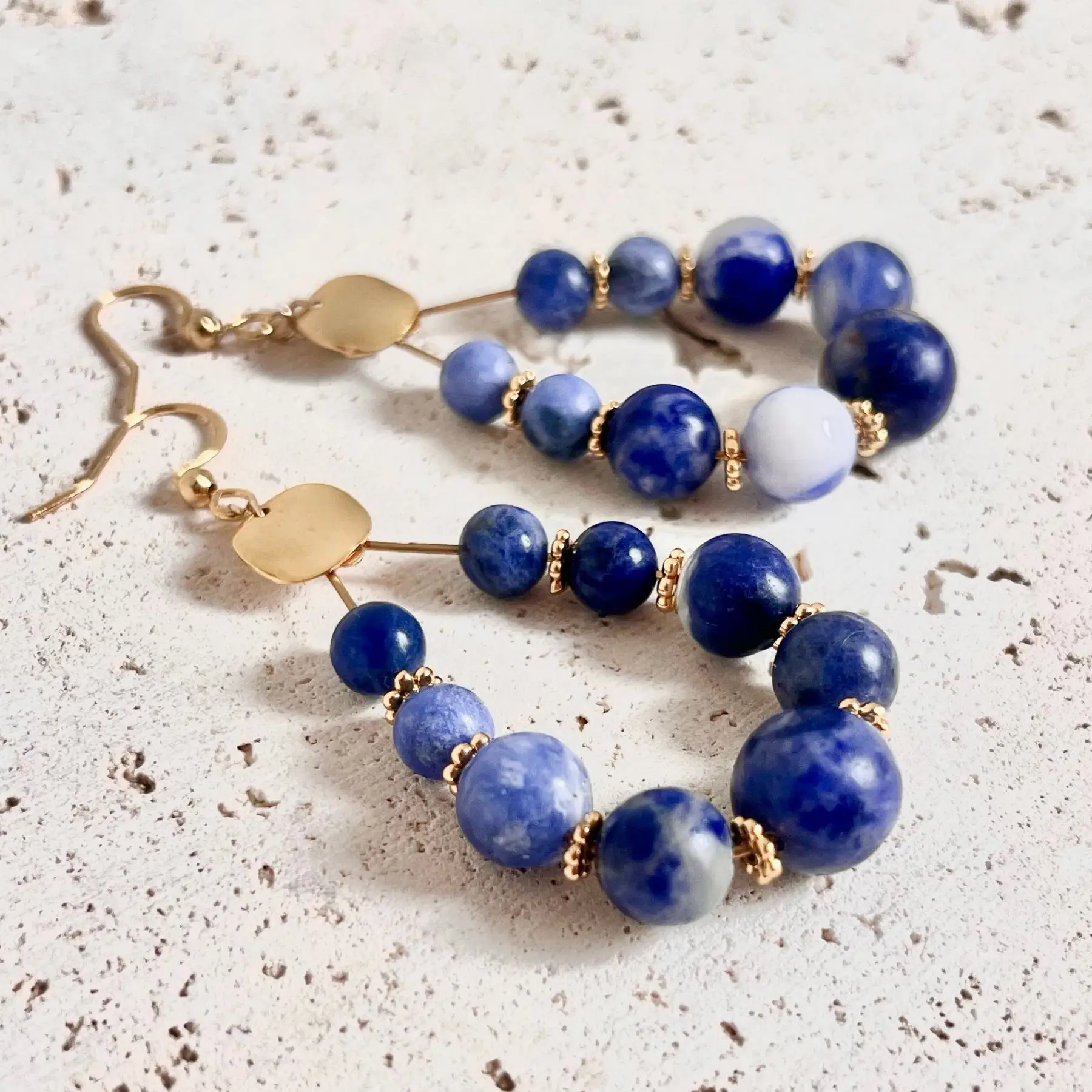 boucles d'oreilles sodalite boucles d'oreilles pierre naturelle aux bienfaits énergétiques de sagesse clarté mentale et authenticité vendues par minéralissime