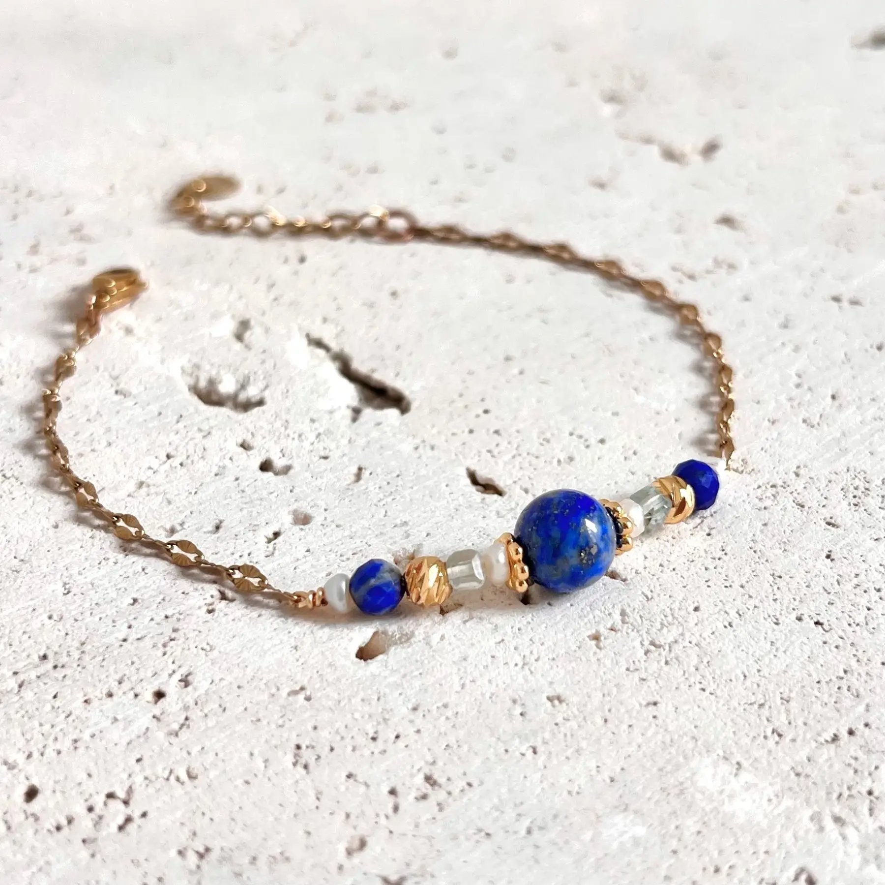 bracelet lapis lazuli et fluorite. bracelet pierres naturelles fait main en france. Bracelet énergétique vendu par minéralissime