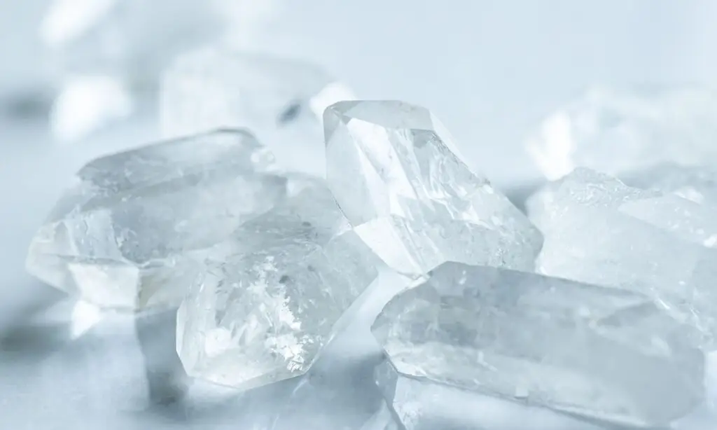le cristal de roche en lithothérapie : tout savoir sur els bienfaits énergétiques du cristal de roche