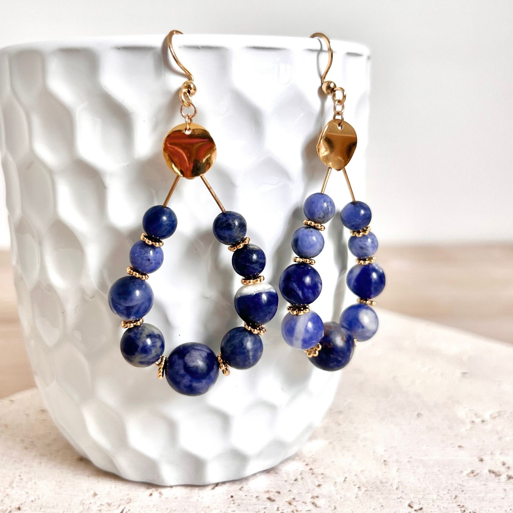 boucles d'oreilles sodalite boucles d'oreilles pierre naturelle aux bienfaits énergétiques de sagesse clarté mentale et authenticité vendues par minéralissime
