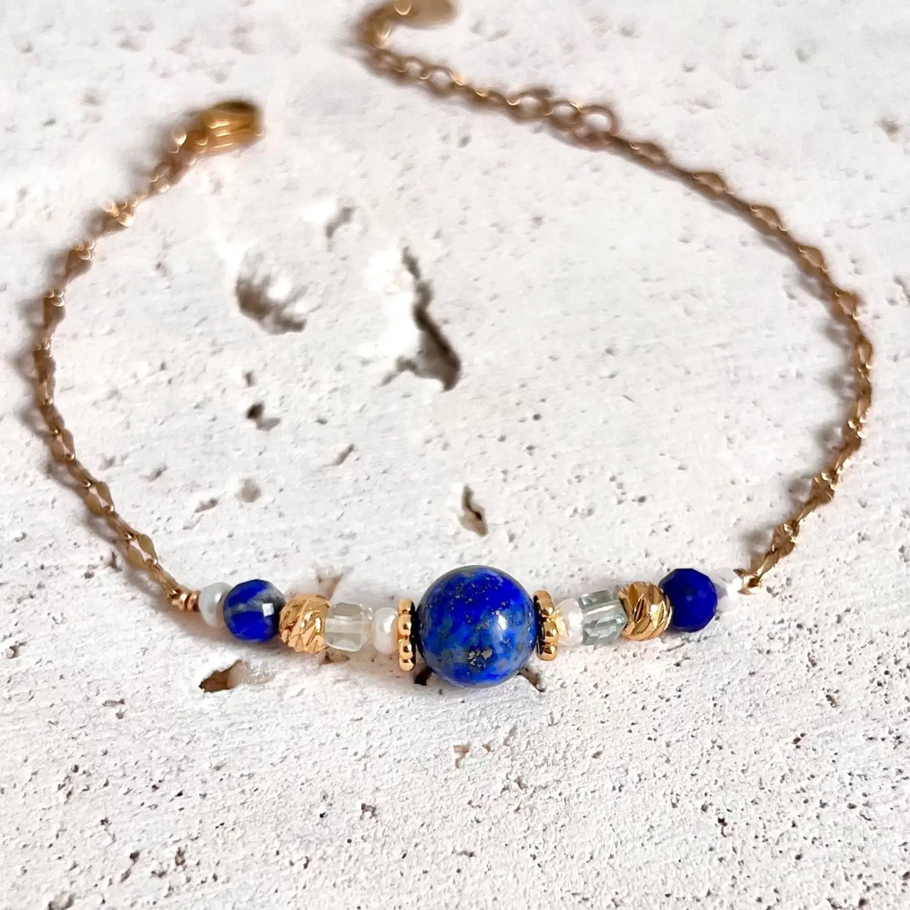 bracelet lapis lazuli et fluorite. bracelet pierres naturelles fait main en france. Bracelet énergétique vendu par minéralissime