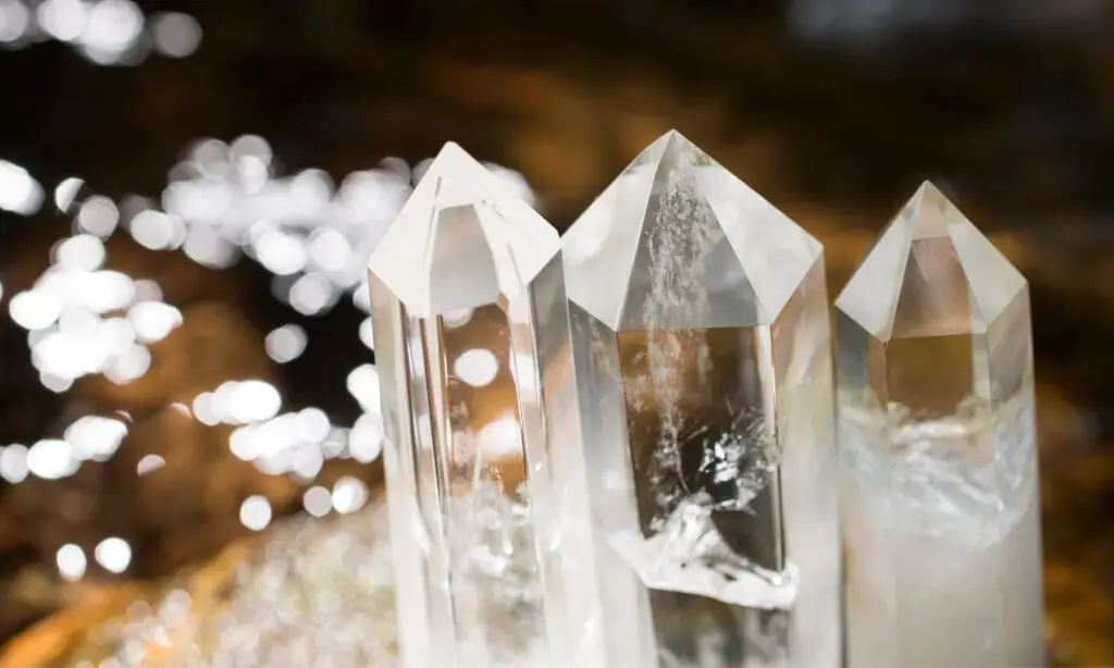 le cristal de roche en lithothérapie : tout savoir sur els bienfaits énergétiques du cristal de roche