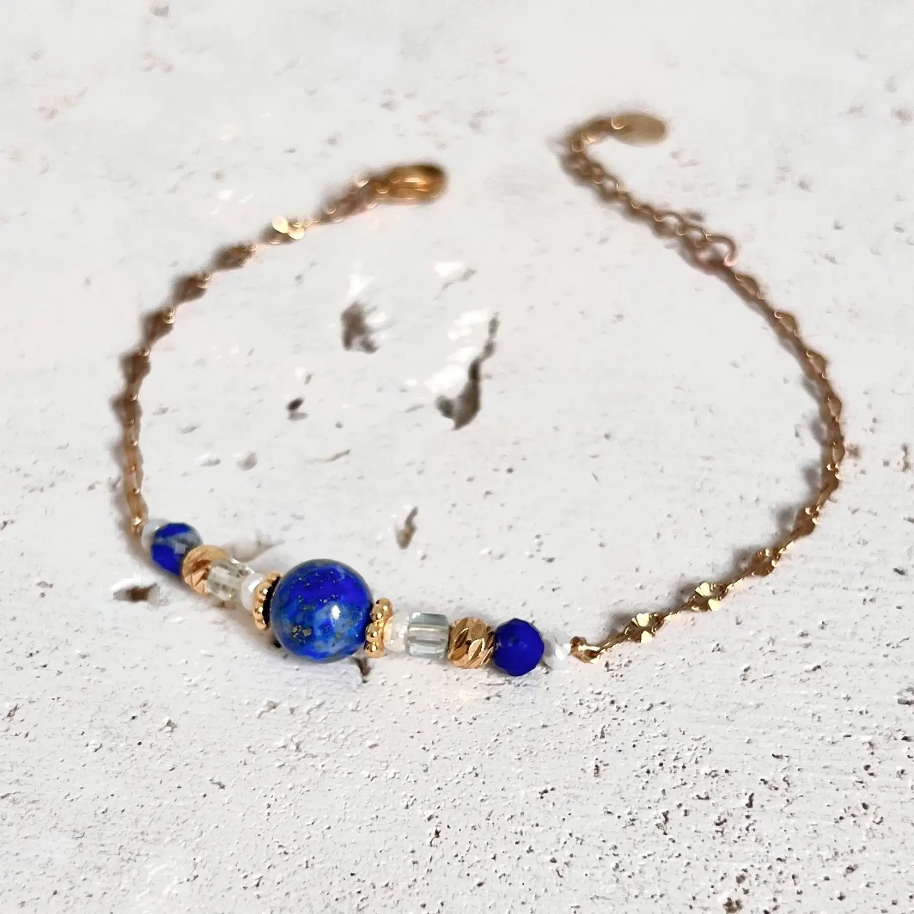 bracelet lapis lazuli et fluorite. bracelet pierres naturelles fait main en france. Bracelet énergétique vendu par minéralissime