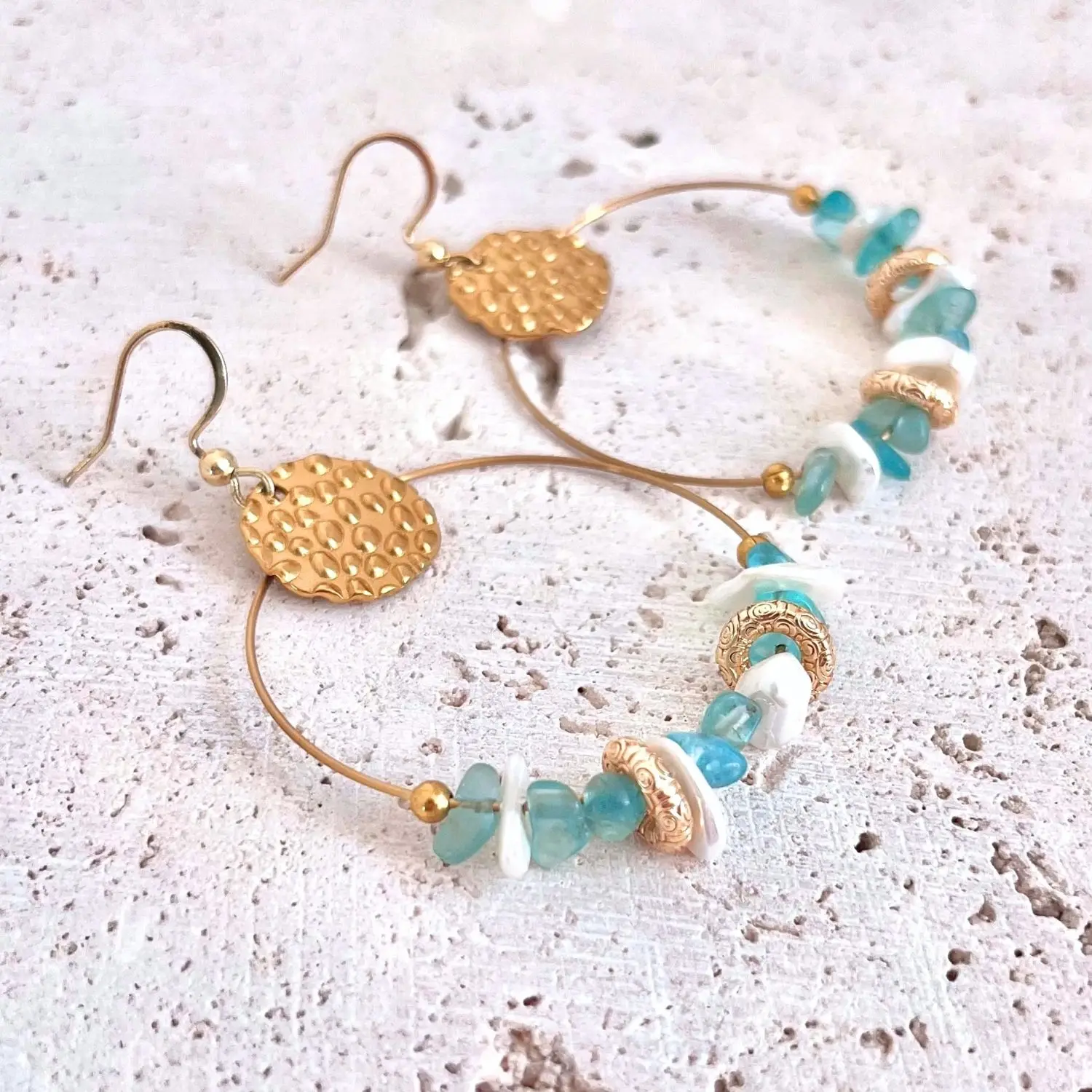 boucles d'oreilles nacre apatite bleu pierres naturelles