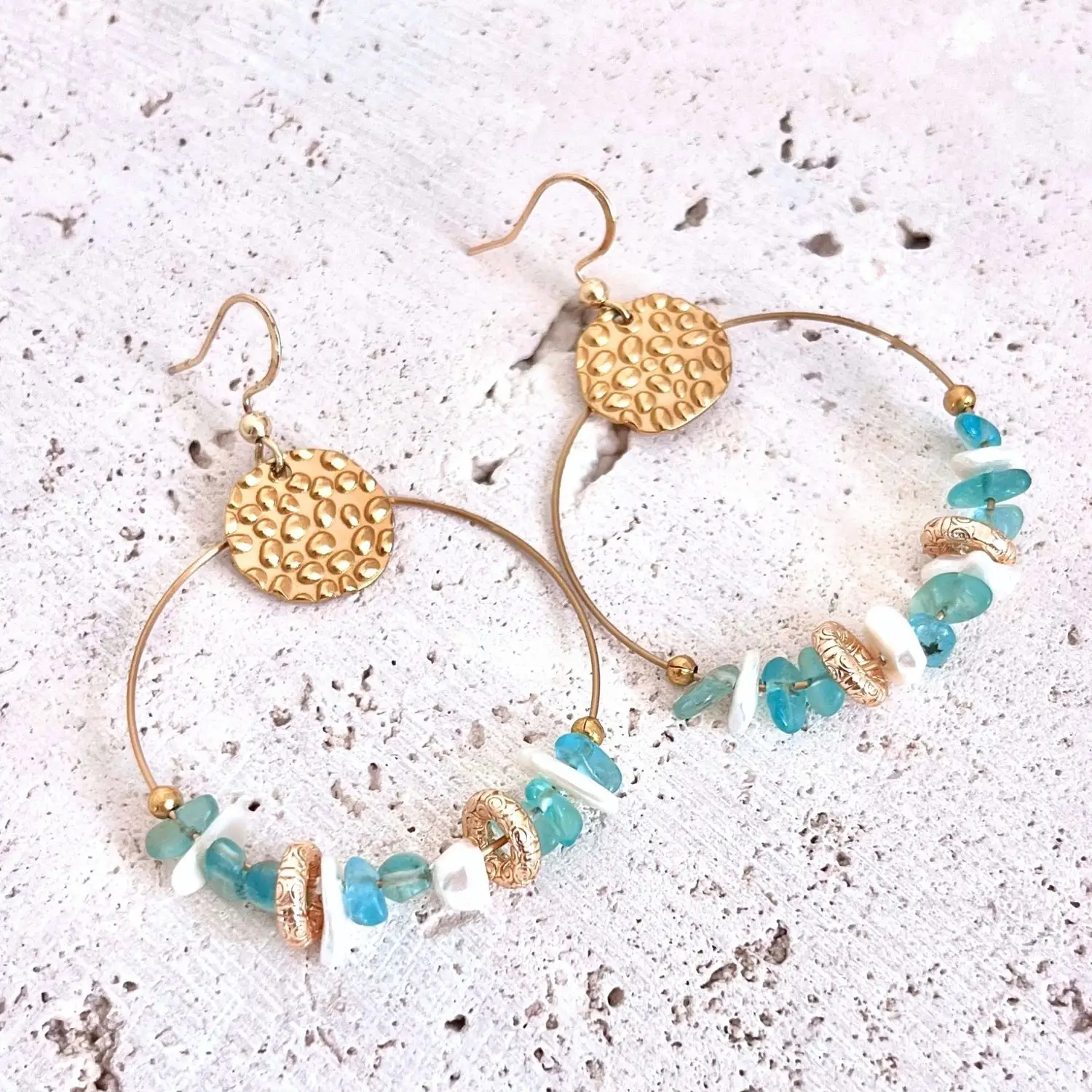 boucles d'oreilles nacre apatite bleu pierres naturelles