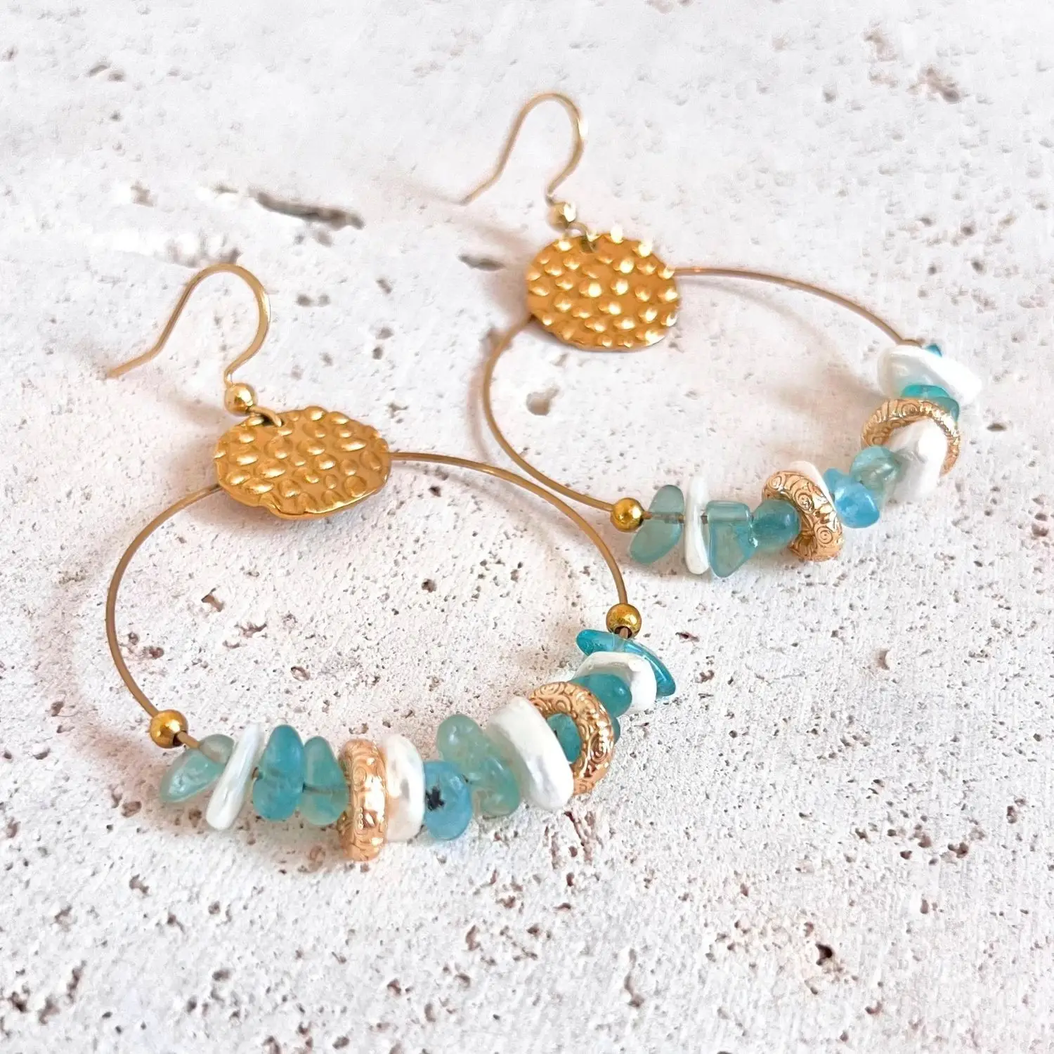boucles d'oreilles nacre apatite bleu pierres naturelles