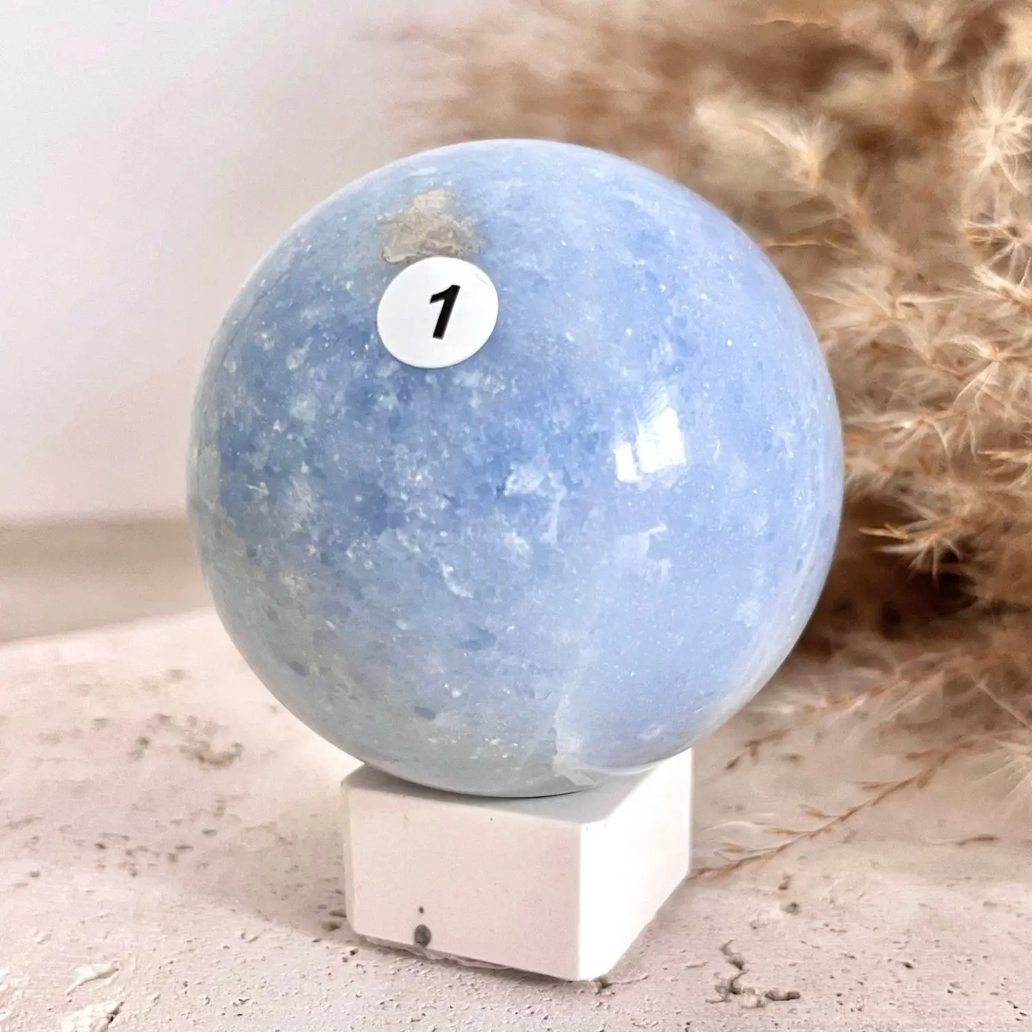 sphère calcite bleue naturelle. Pierre naturelle de haute qualité. pierre naturelle aux bienfaits énergétiques anti stress et pierre de communication