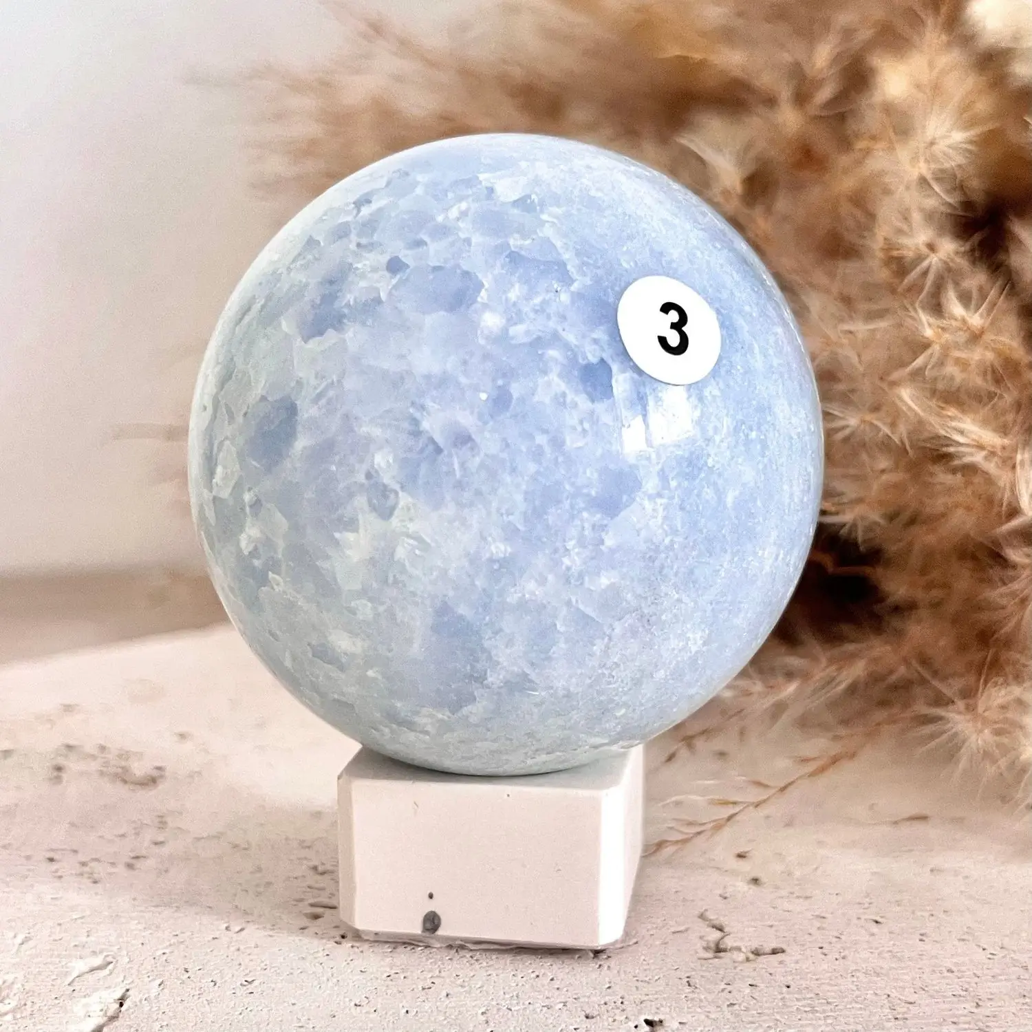 sphère calcite bleue naturelle. Pierre naturelle de haute qualité. pierre naturelle aux bienfaits énergétiques anti stress et pierre de communication