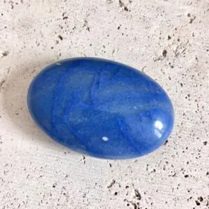 galet en aventurine bleue aux bienfaits associés à la communication, au changement, à la volonté, au discernement, à l'équilibre et vendu par Minéralissime