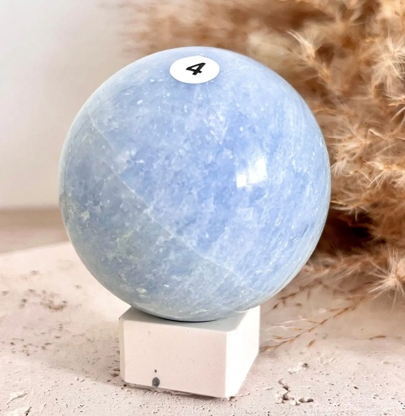 sphère calcite bleue naturelle. Pierre naturelle de haute qualité. pierre naturelle aux bienfaits énergétiques anti stress et pierre de communication