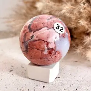 sphère en agate du botswana rose. pierre naturele aux bienfaits énergétiques