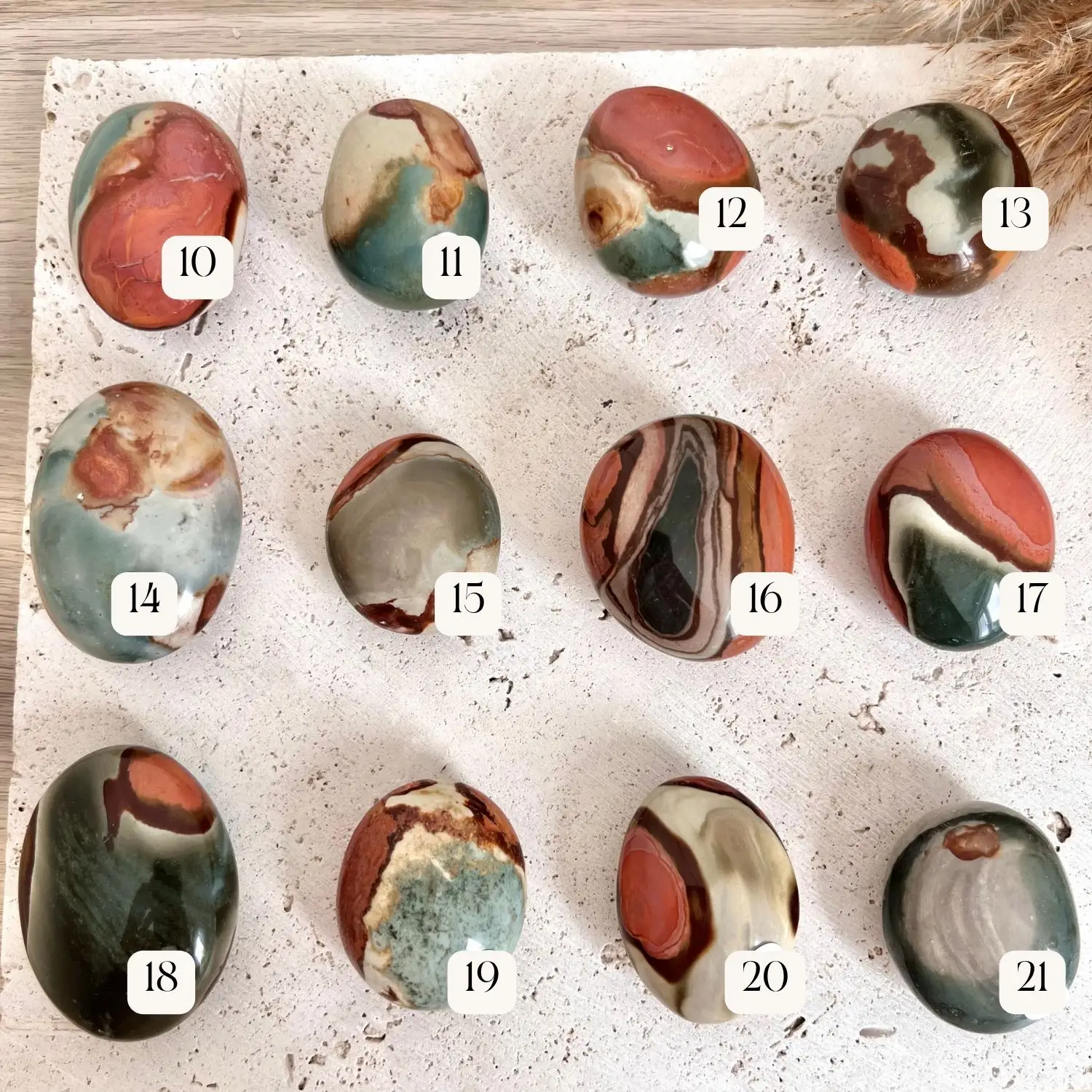 galet en jaspe polychrome. mineraux de lithoth&eacute;rapie aux bienfaits de cr&eacute;ativit&eacute;, de joie et d'abondance