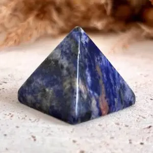 pyramide en sodalite. pierre naturelle aux bienfaits énergétique de sagesse vérité calme pierre anti stress