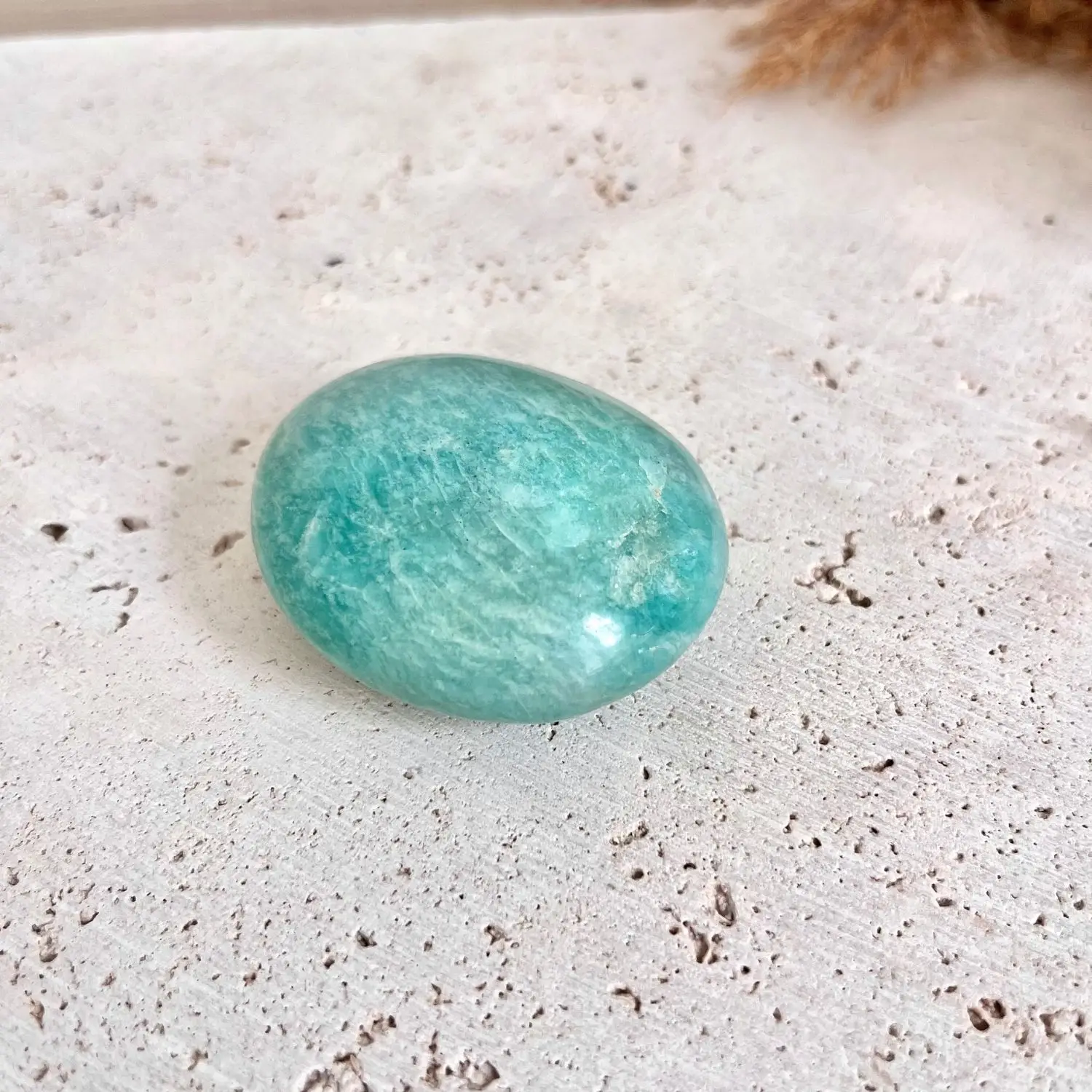 galet en amazonite, pierre de guérison émotionnelle