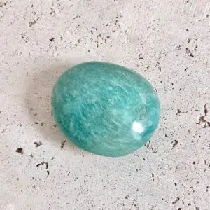 galet en amazonite, pierre de guérison émotionnelle