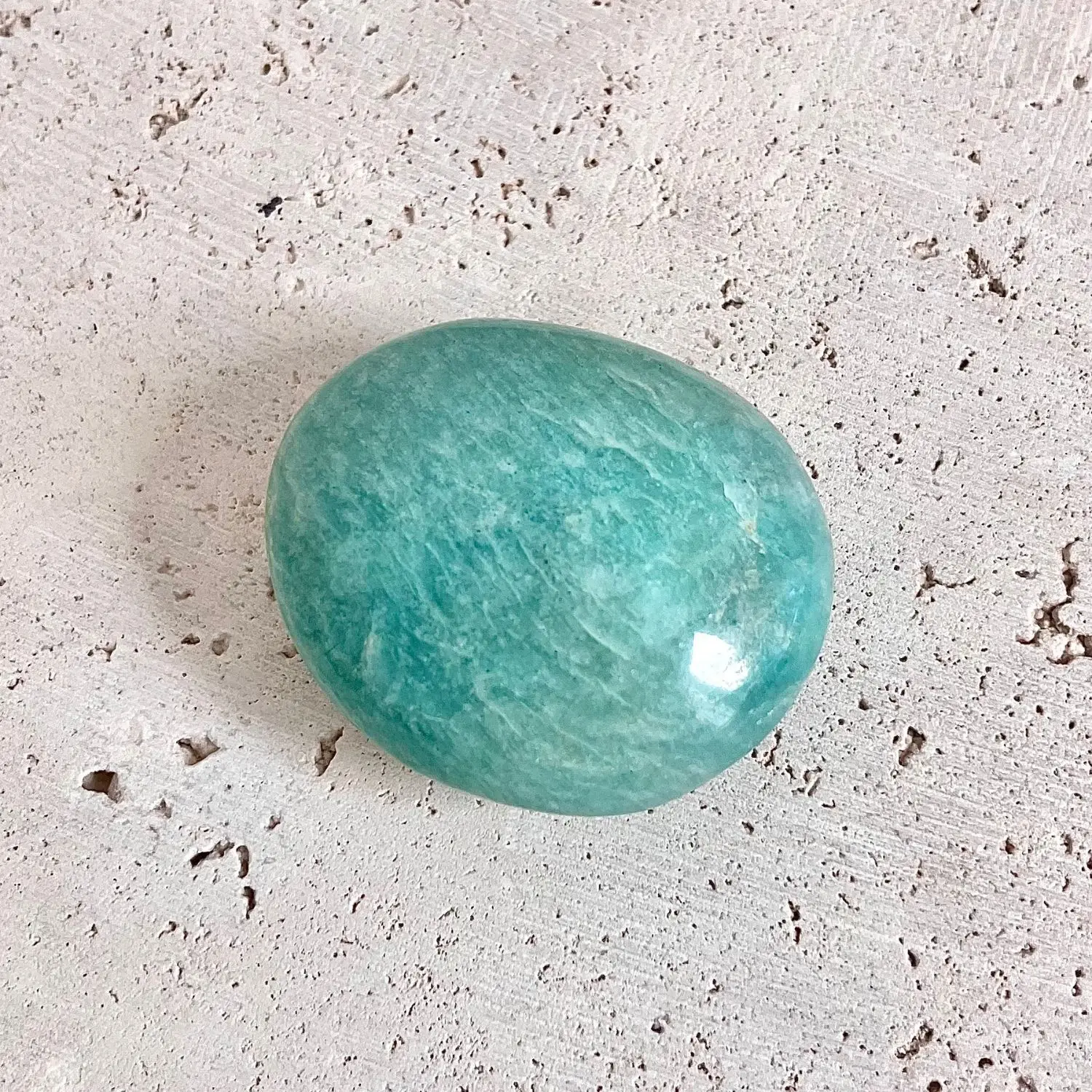 galet en amazonite, pierre de guérison émotionnelle