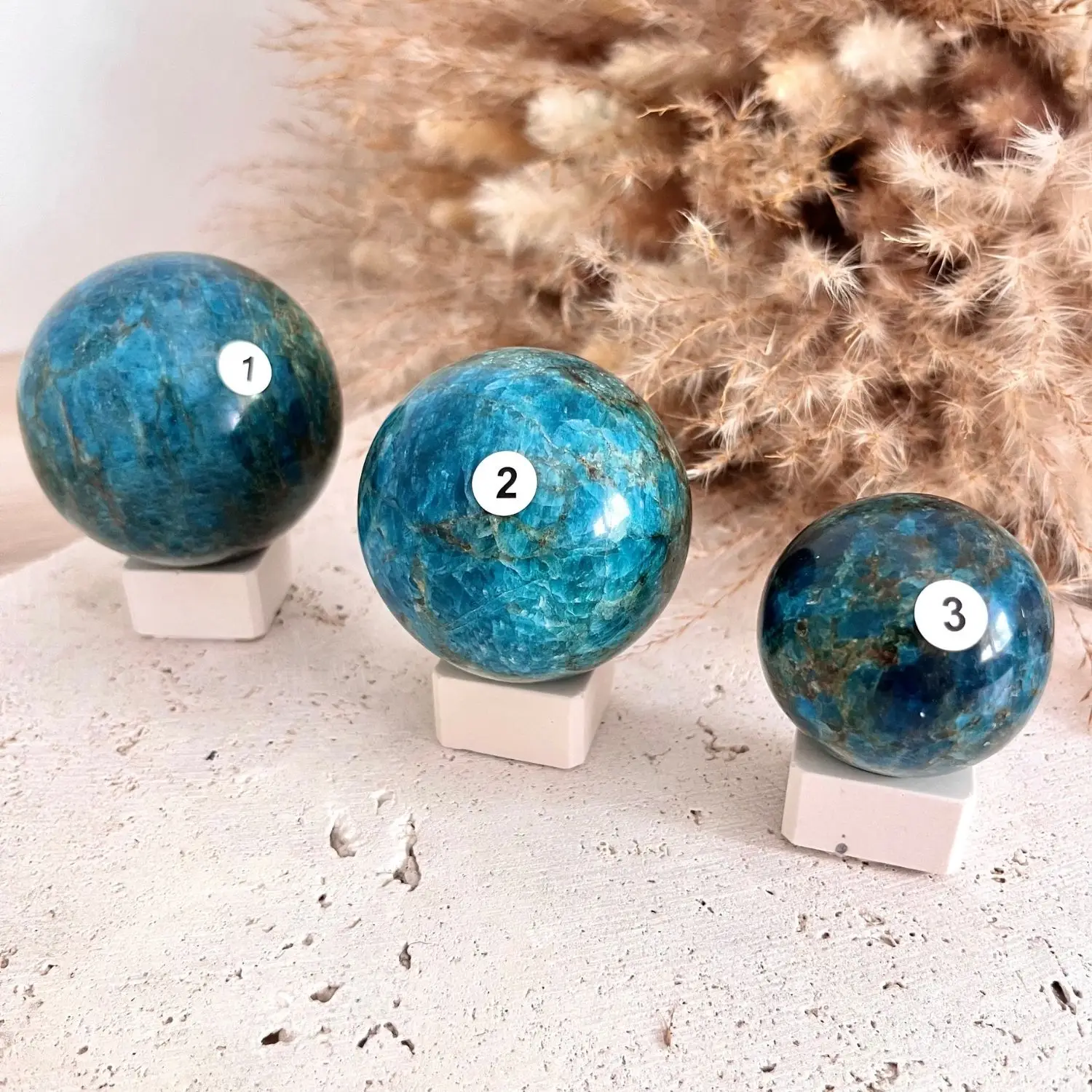 sphère en apatite bleue naturelle bienfaits de créativité et expression de soi. Pierre anti stress