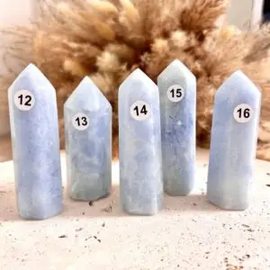 pointe calcite bleue naturelle. Pierre naturelle de haute qualité. pierre naturelle aux bienfaits énergétiques anti stress et pierre de communication