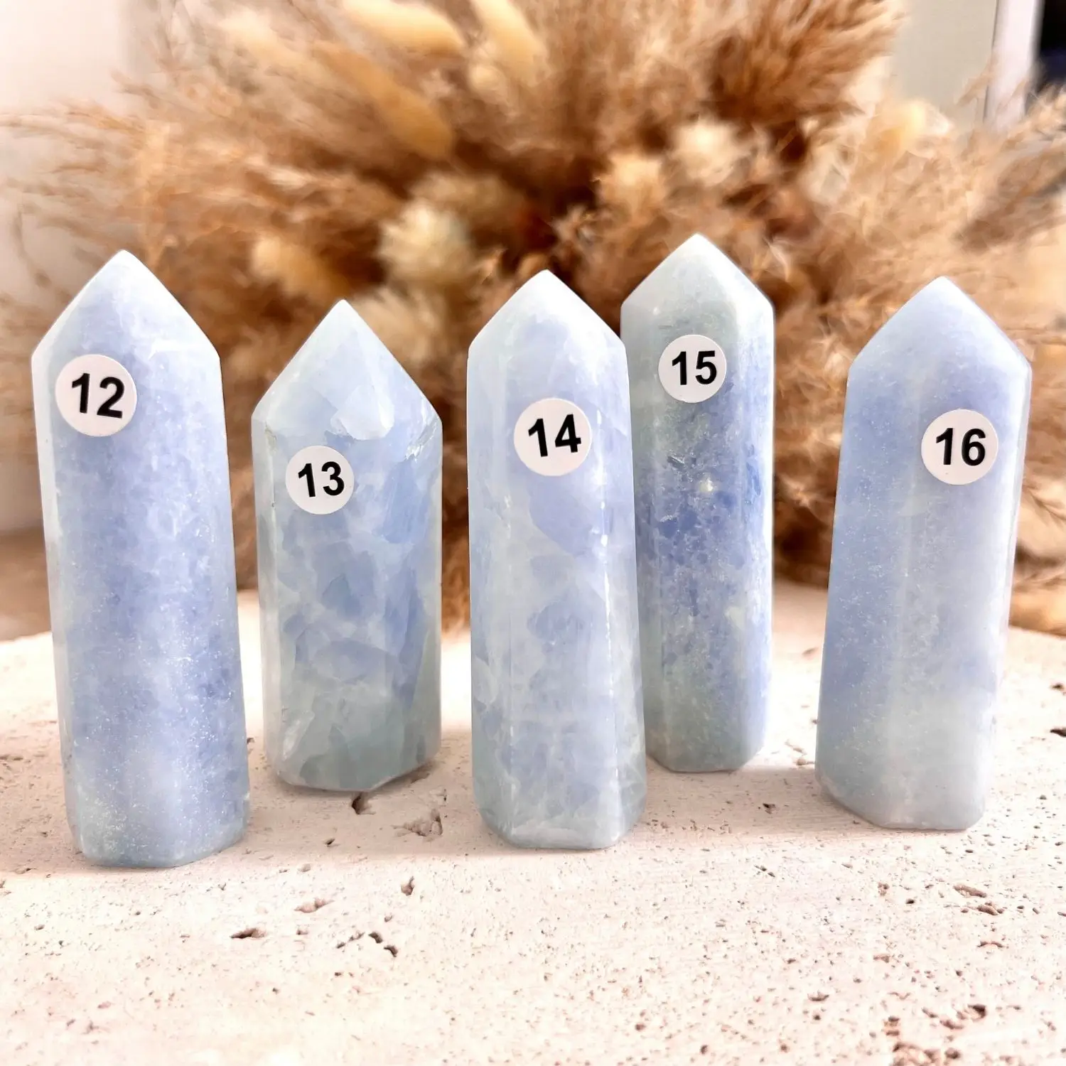 pointe calcite bleue naturelle. Pierre naturelle de haute qualité. pierre naturelle aux bienfaits énergétiques anti stress et pierre de communication