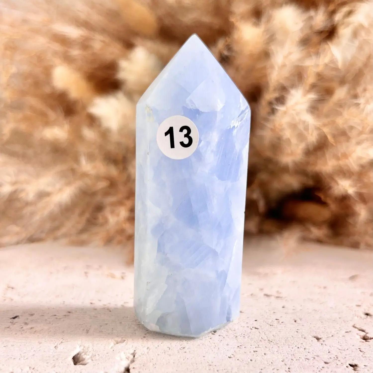 pointe calcite bleue naturelle. Pierre naturelle de haute qualité. pierre naturelle aux bienfaits énergétiques anti stress et pierre de communication