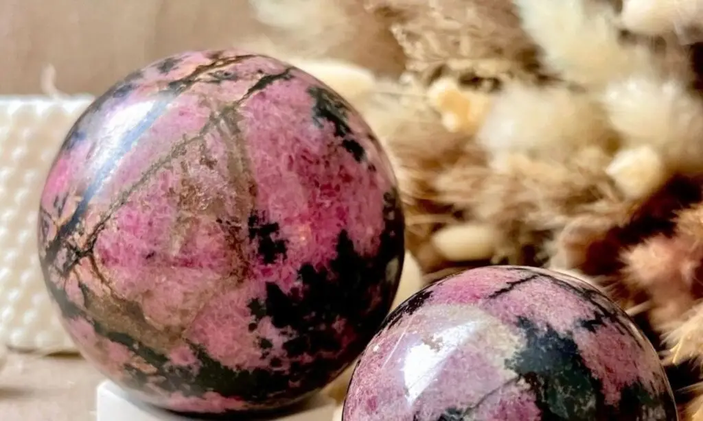 sphère en rhodonite : pierre de naissance du mois d'octobre